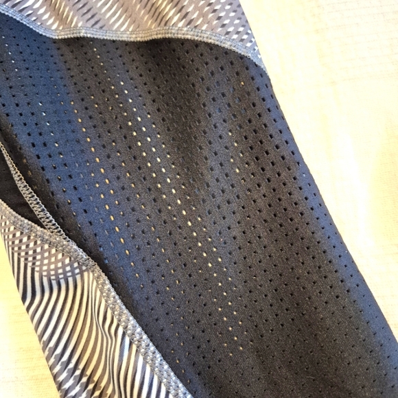 Nike Pro women's Medium gray black & white cropped leggings, VGUC - Picture 4 of 8